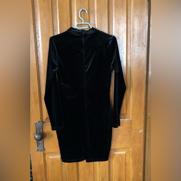 Elegant Black Velvet Dress - Picture 4 of 12